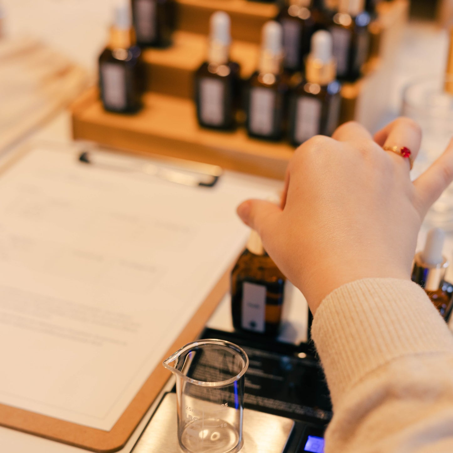 Experienta pentru 2 persoane in care fiecare isi creeaza cate un parfum, isi aleg notele preferate, le cantaresc si le amesteca cu ajutor la fiecare pas