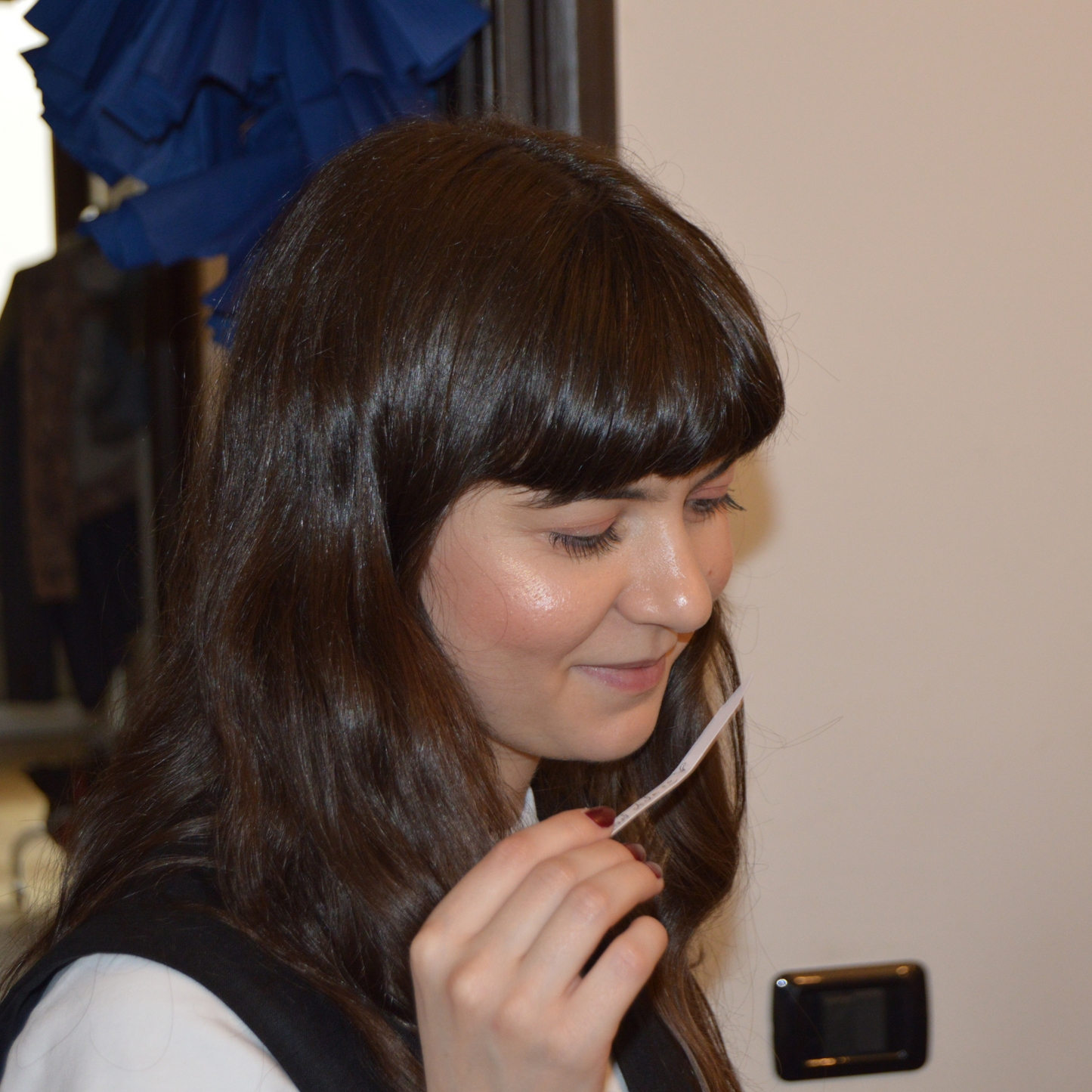 Participantă testând ingrediente în timpul unui atelier de creație a parfumului personal