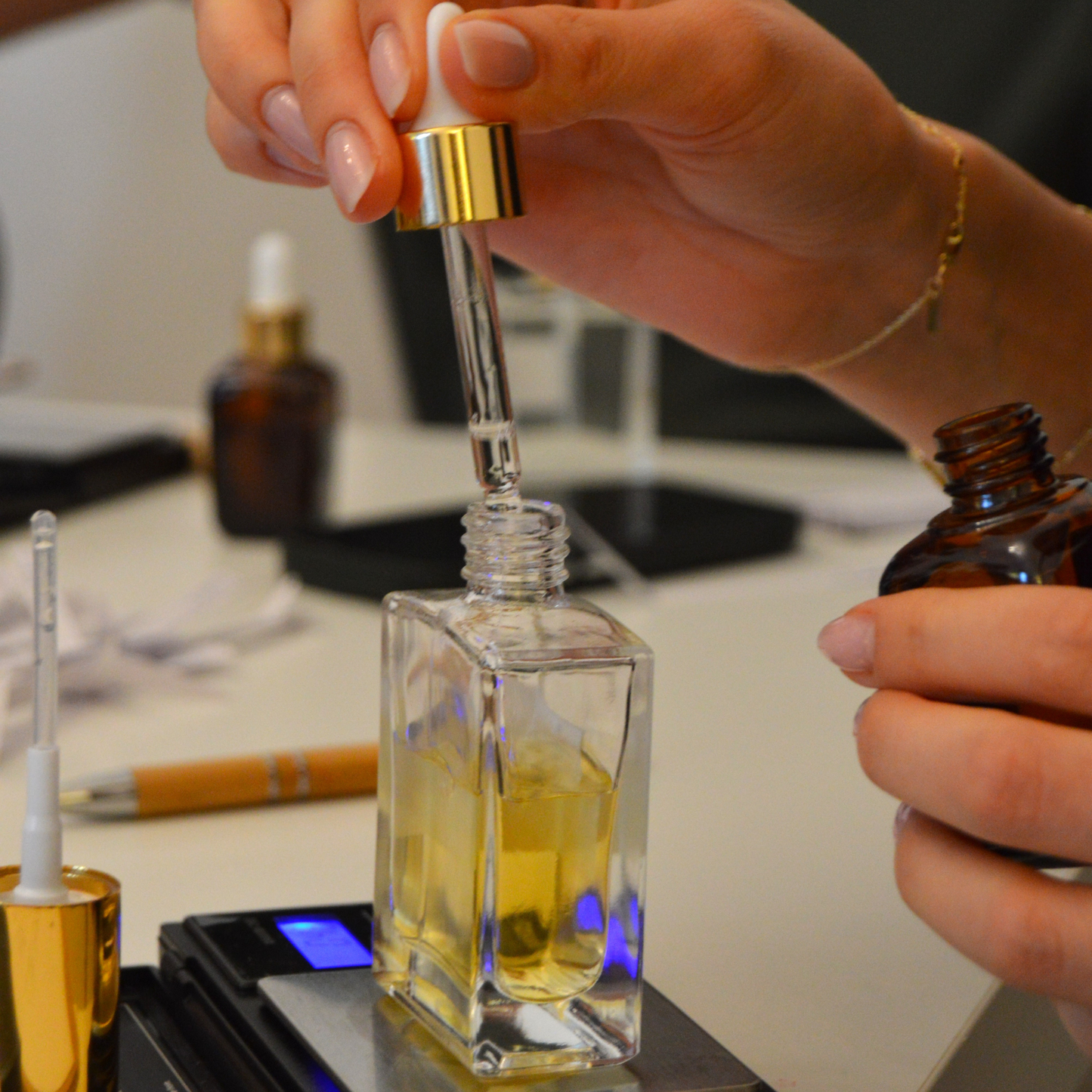 Sticlă de parfum pe masă pentru un atelier de creație experimentală