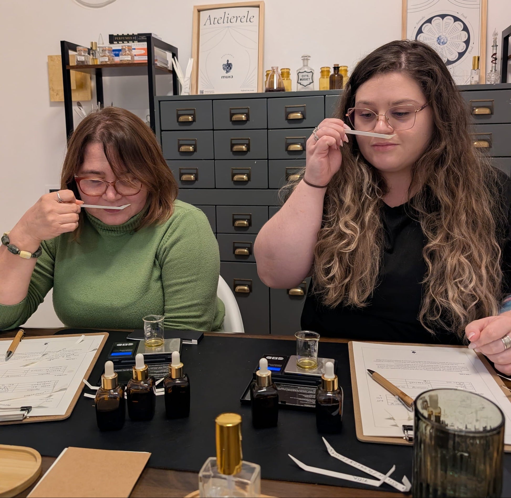 Mamă și fiică la Atelierul de Creație a Propriului Parfum, Parfumeria Mura București