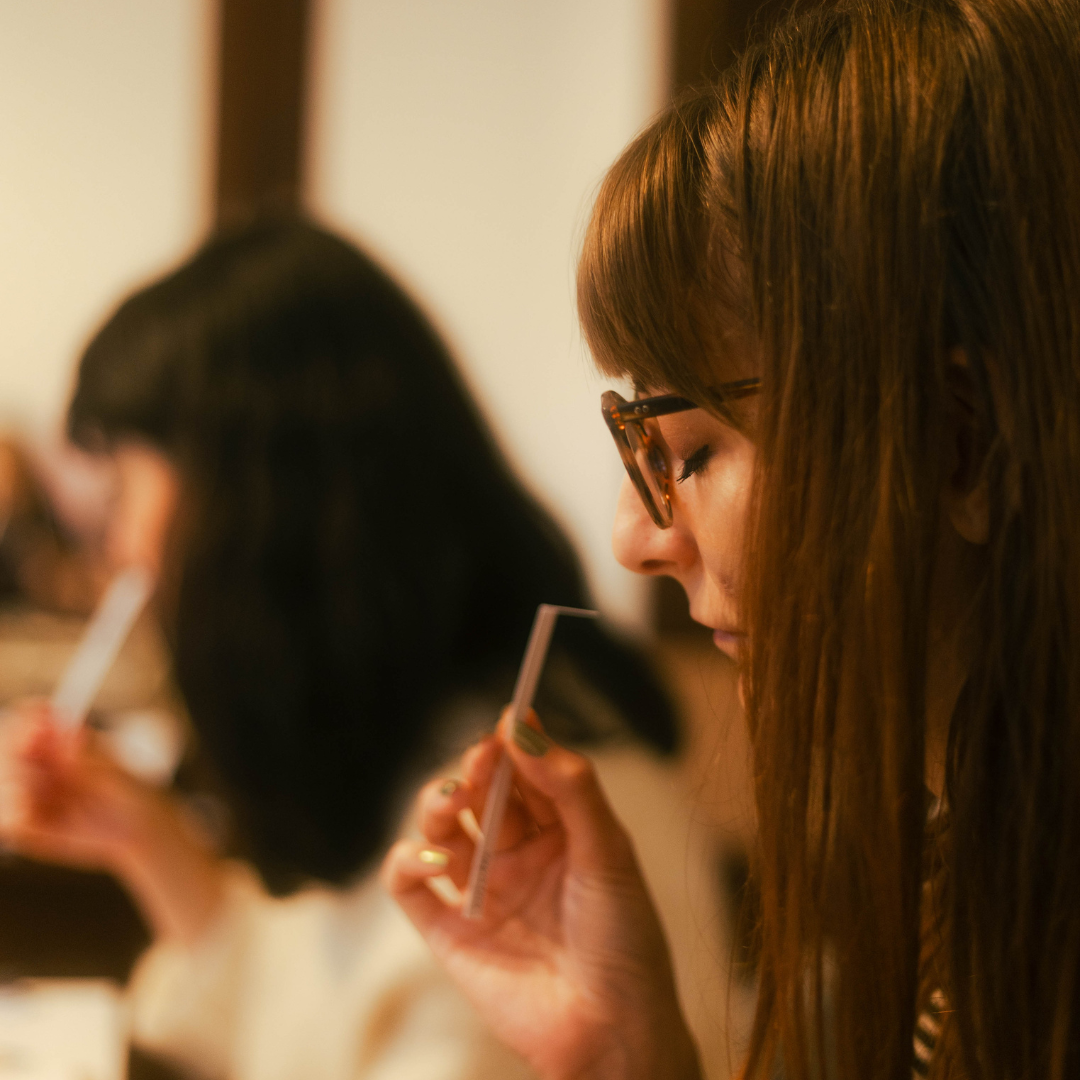 Miroși notele preferate din parfumuri și le alegi pe cele care te reprezintă