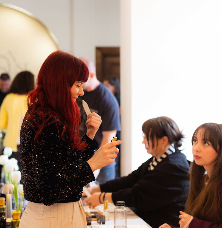 Trainerul testeaza parfumul creat de un participant la Atelierul de Creatie a Propriului Parfum