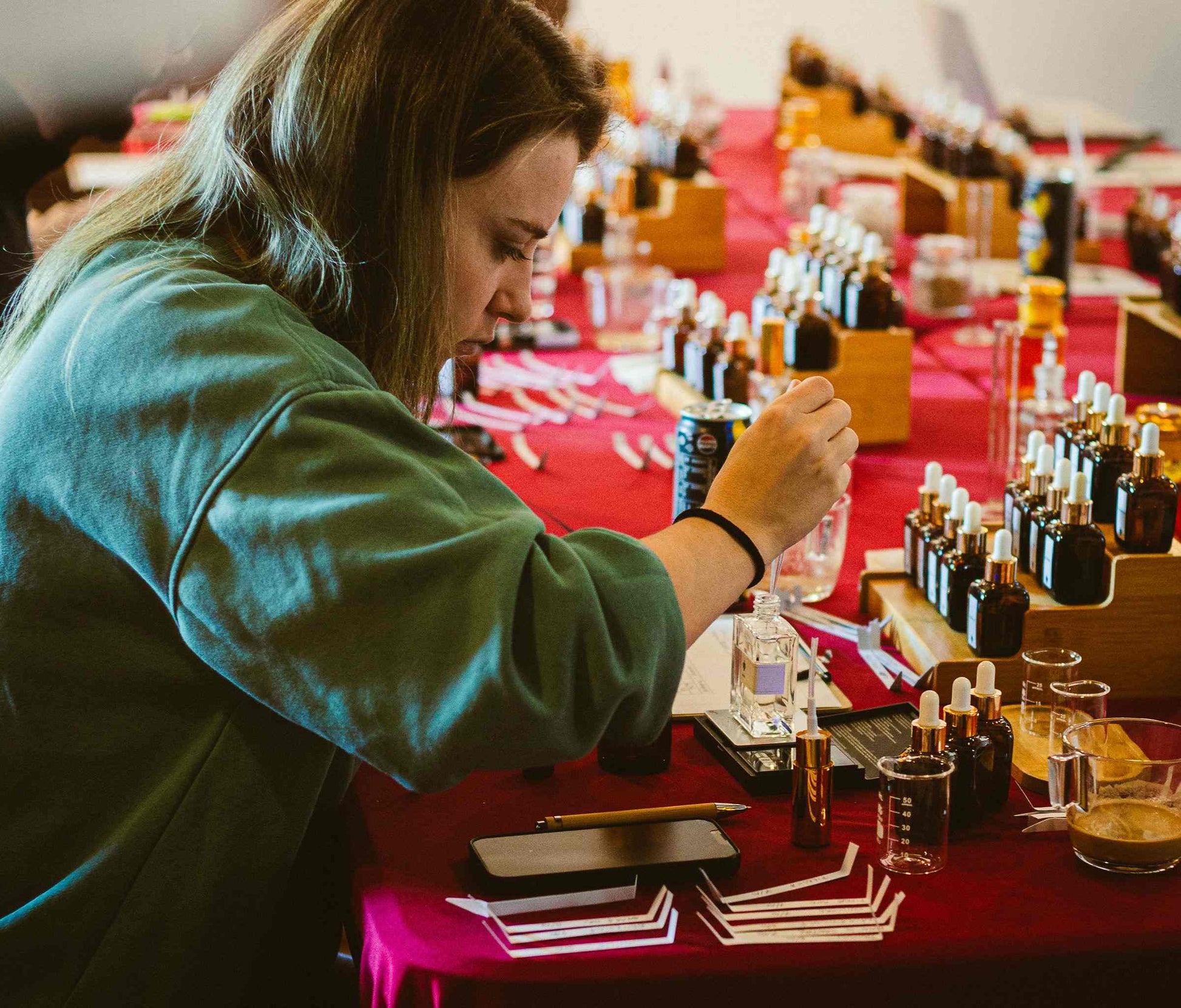 Participanta isi creeaza propriul parfum in Cluj