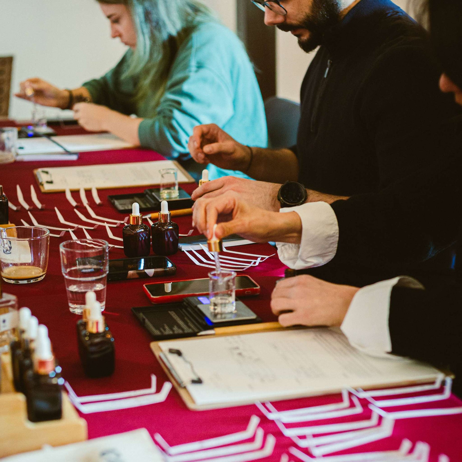 Fiecare participant la atelierul de grup isi creeaza cate un parfum cu ajutorul unui specialist