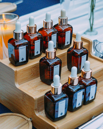 Sticluțe cu esențe pe suportul de lemn la atelierul de parfum