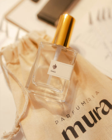 Sticluța de parfum personalizat cu pulverizator auriu și eticheta Parfumeria Mura, pe săculețul primit la atelier