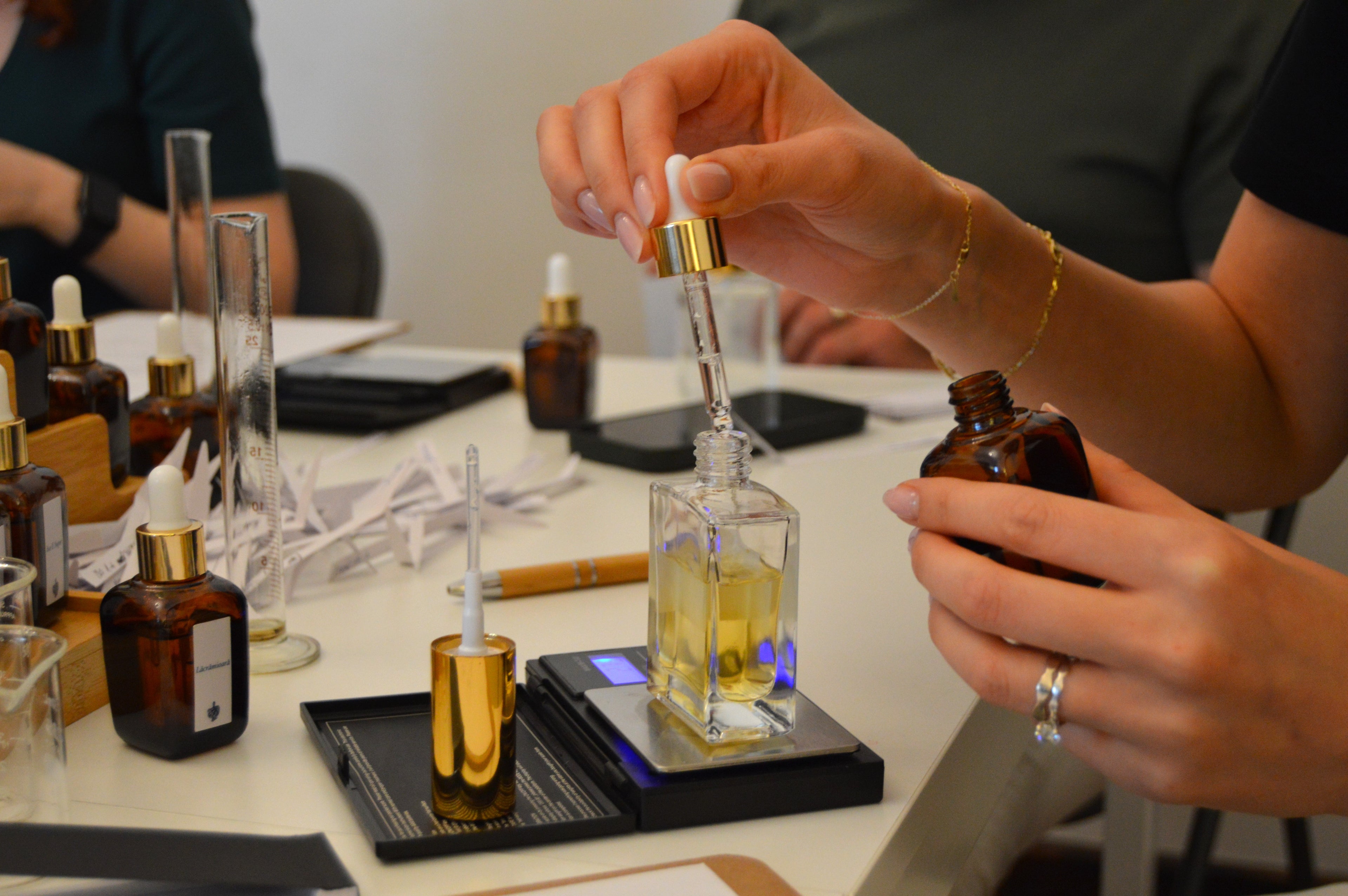 Atelier de creație a parfumului personalizat – experiență olfactivă unică