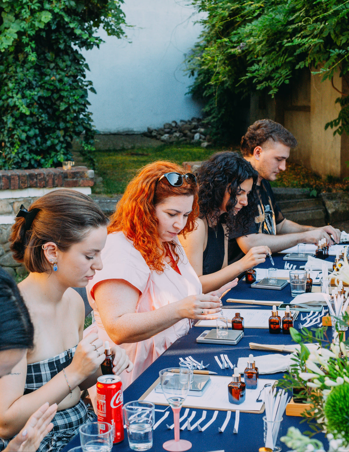 Andreea de la Atelier Mimosa isi creeaza propriul parfum la un atelier cu Parfumeria Mura