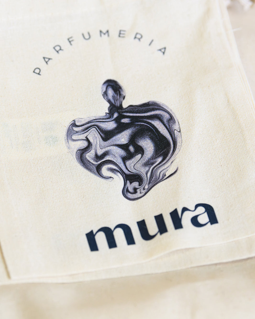 Săculeț primit cadou la atelierul de parfum, cu logo Parfumeria Mura